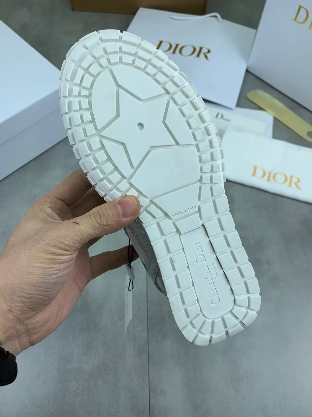 Men's men's shoes P560 new Dior Tech sneakers 2026 early spring series new products, with fashionable details, highlighting retro aesthetics. The light beige anti-suede cow leather upper is spliced ​​with apricot transparent mesh fabric on the side. The upper window edge is adhered with high-frequency flat ironing and back-pressure. It replicates the original craftsmanship, making it beautiful and comfortable without falling off. The interior is made of sheep lining of the same color and is soft and comfortable. The heel and tongue are embellished with the Paris logo. The textured TPU soles with the same color logo. The high-end version is exquisitely packaged with an airplane box, adding to the high-end style. Color: 4️⃣colors available Size: Female 35-41 Male 39-46